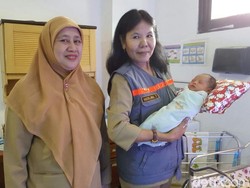 Bayi ini Ditaruh Begitu Saja di Depan Pintu di Panti Asuhan di Tebet