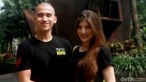 Happy Family! Muhammad Fardhan dan Istri Sumringah Banget
