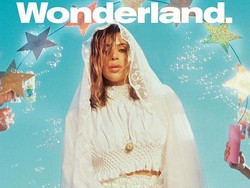 Kim Kardashian Bergaun Pengantin Seksi di Majalah