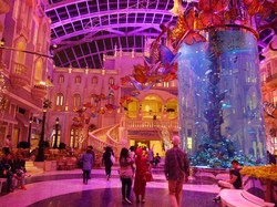 Hotel di Macau Ini Punya Akuarium Raksasa Setinggi 8 Meter!