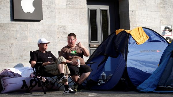 Kemah Pembeli iPhone 7: Fans Sejati atau Cuma Sensasi?