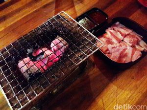 Serunya Memanggang Sendiri Short Ribs Tipis di Warung A la Yatai Serunya Memanggang Sendiri Short Ribs Tipis di Warung A la Yatai