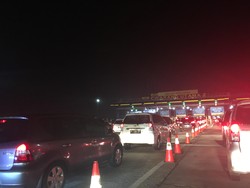 Antrean Kendaraan di Gerbang Tol Cikarang Utama 2 ke Jakarta Masih Padat