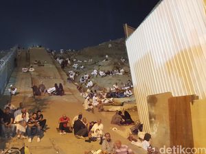 Di Atas Bukit Sampai Truk, Begini Antusiasme Jemaah Dunia Saat Mabit di Mina