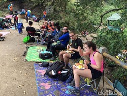 Melihat Kelihaian Porter di Rinjani: Memandu, Membawa Barang, Hingga Memasak