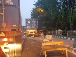 Truk Tabrak Separator Busway di Jalan Latumenten, Jakbar