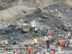 Sopir dan Truk yang Tertimbun Longsor di Tebing Kaliputih Belum Bisa Dievakuasi