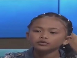 Cerita Haru Ortu tentang Rista, Bocah Penjual Kartu Pos yang Jago Berbahasa Asing