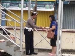 HUT ke-61, Polantas Polda Sulsel Bagi-bagi Cokelat ke Pengguna JPO