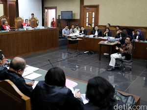 Tawa di Ruang Sidang Saat Pengacara Jessica Bawa Gelas Ukur Sisa Kopi Mirna