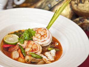 Tom Yam Udang dan Nasi Goreng Nanas Khas Thailand Ada di Asia Restaurant