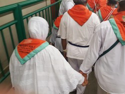 Berpegangan Tangan di Tengah Hiruk Pikuk Perjalanan ke Jamarat