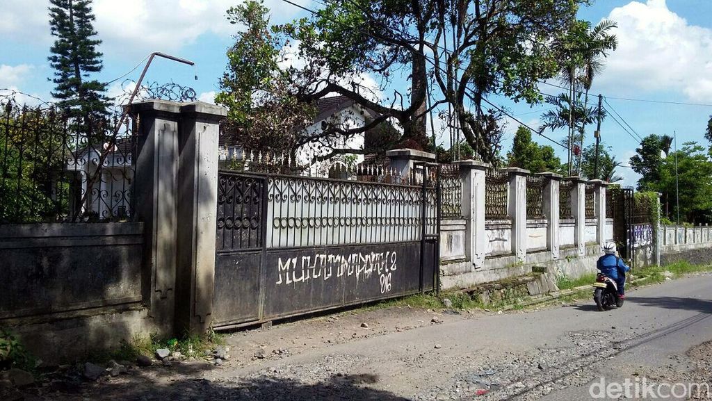 Pasca Penggeledahan, Padepokan Aa Gatot Sepi Pasca Penggeledahan, Padepokan Aa Gatot Sepi