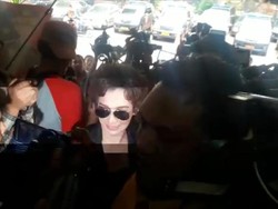 Berkacamata Hitam, Reza Artamevia Penuhi Panggilan Polisi Jadi Saksi Kasus Gatot