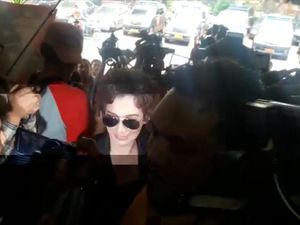 Berkacamata Hitam, Reza Artamevia Penuhi Panggilan Polisi Jadi Saksi Kasus Gatot Berkacamata Hitam, Reza Artamevia Penuhi Panggilan Polisi Jadi Saksi Kasus Gatot