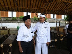 Bupati Dedi Bantu Pejuang Trikora yang Hidup Berjualan Perabot Plastik