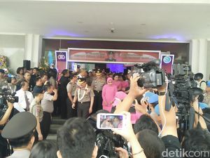 Taburan Bunga dan Pedang Pora Anggota Polri Lepas Jenderal Budi Gunawan ke BIN