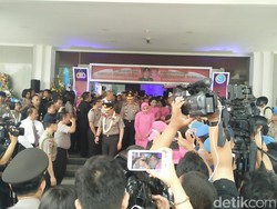 Taburan Bunga dan Pedang Pora Anggota Polri Lepas Jenderal Budi Gunawan ke BIN