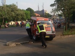 1 2 3 ! Brigadir Puji dan Bripka Yosep Dorong Angkot Mogok di Jatiwaringin
