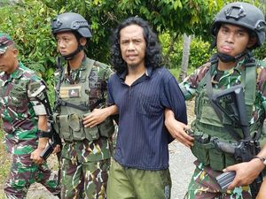 Ini Tampang Basri Saat Dibekuk Satgas Tinombala: Rambut Gondrong dan Fisik Sehat Ini Tampang Basri Saat Dibekuk Satgas Tinombala: Rambut Gondrong dan Fisik Sehat