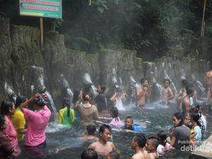 Santai Sejenak di Pemandian Air Panas Guci, Tegal
