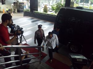 KPK Kembali Periksa Eks Wakil Ketua DPRD Sumut Terkait Kasus Suap Gatot Pujo KPK Kembali Periksa Eks Wakil Ketua DPRD Sumut Terkait Kasus Suap Gatot Pujo