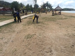 Gugah Kesadaran Lingkungan Lewat Aksi Bersih-bersih di Pantai Kuta Lombok