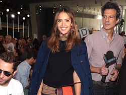 Gaya Modis Jessica Alba dengan Turtle Neck di New York Fashion Week