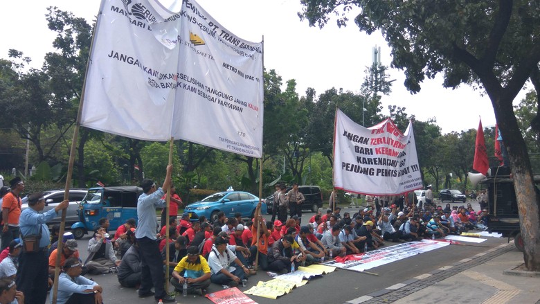Didemo, Ahok Minta Eks Karyawan Trans Batavia Cari Solusi ke Disnaker Didemo, Ahok Minta Eks Karyawan Trans Batavia Cari Solusi ke Disnaker