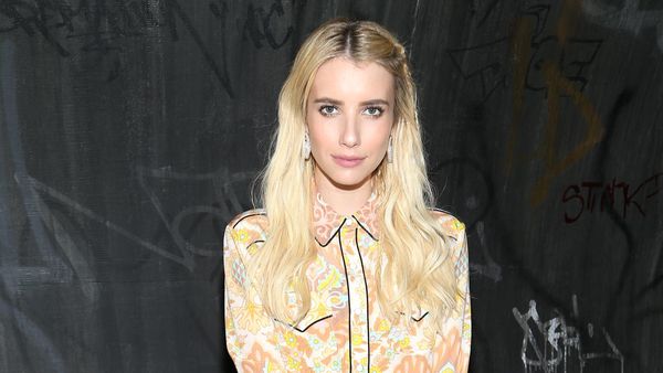 Gaya Bohemian Emma Roberts dengan Busana Seperti Motif Batik