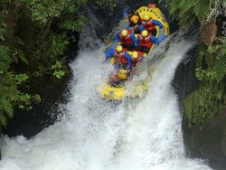 Arung Jeram Seru, Terjun di Air Terjun!
