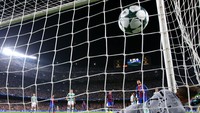 Gawang Celtic kembali kebobolan di menit ke-50. Gawang yang dikawal De Vries dibobol oleh Neymar. Paul Hanna/Reuters/detikFoto.