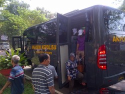 100-an Warga Semarang Dijemput Bus Polisi untuk Diobati