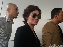 Datangi Polda Metro Jaya, Reza Artamevia Pangkas Rambut Jadi Pendek