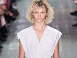 Tampil di Show Alexander Wang, 18 Model Harus Potong & Bleaching Rambut