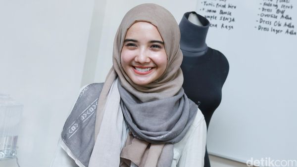 Zaskia Sungkar Lagi Happy Banget