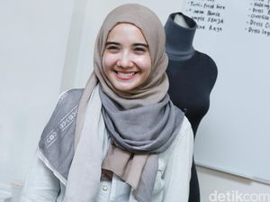 Trik Zaskia Sungkar Agar Tak Terlihat Double Chin Saat Selfie