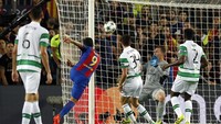 Luis Suarez membobol gawang Celtic. Dalam pertandingan, Suarez dua kali mencetak gol ke gawang lawan. Gol itu dibuatnya di menit ke-75 dan 88. Albert Gea/Reuters/detikFoto.