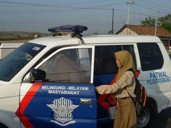 Tugas Tambahan Mobil Patroli Polisi di Rembang: Angkut Siswa dan Warga