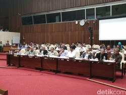 Tuntut Jadi PNS, Tenaga Honorer Ikuti Rapat DPR dengan 4 Kementerian