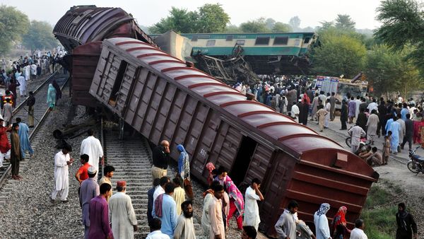 Dua Kereta Bertabrakan di Pakistan