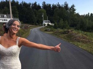 Mempelai Wanita Ini Terpaksa Cari Tumpangan karena Mobil Pengantin Mogok Mempelai Wanita Ini Terpaksa Cari Tumpangan karena Mobil Pengantin Mogok