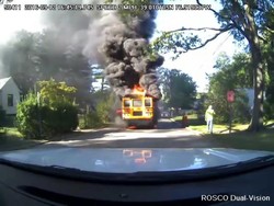 Salut! Wanita AS Ini Sendirian Selamatkan 20 Siswa SD dari Bus Terbakar