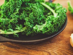 Apa Benar Makan Kale Mentah Berlebihan Bisa Gondongan?