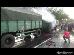 Truk Muat Pupuk Terbakar Bagian Belakang Usai Ditabrak Biker