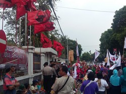 Massa Anti Ahok Demo di DPP PDIP Suarakan Risma-Yoyok Pasti Menang
