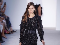 Foto: Bella Hadid Jatuh di Catwalk New York Fashion Week