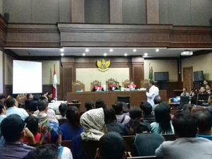 Tawar Menawar Soal Waktu Sidang Kopi Sianida