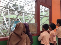 Gedung Ambruk Belum Diperbaiki, Ratusan Siswa SD Kalibaru 6 Depok Telantar