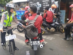 Polwan Bersepeda Bubarkan Pelajar Pemotor yang Nongkrong Sampai Sore